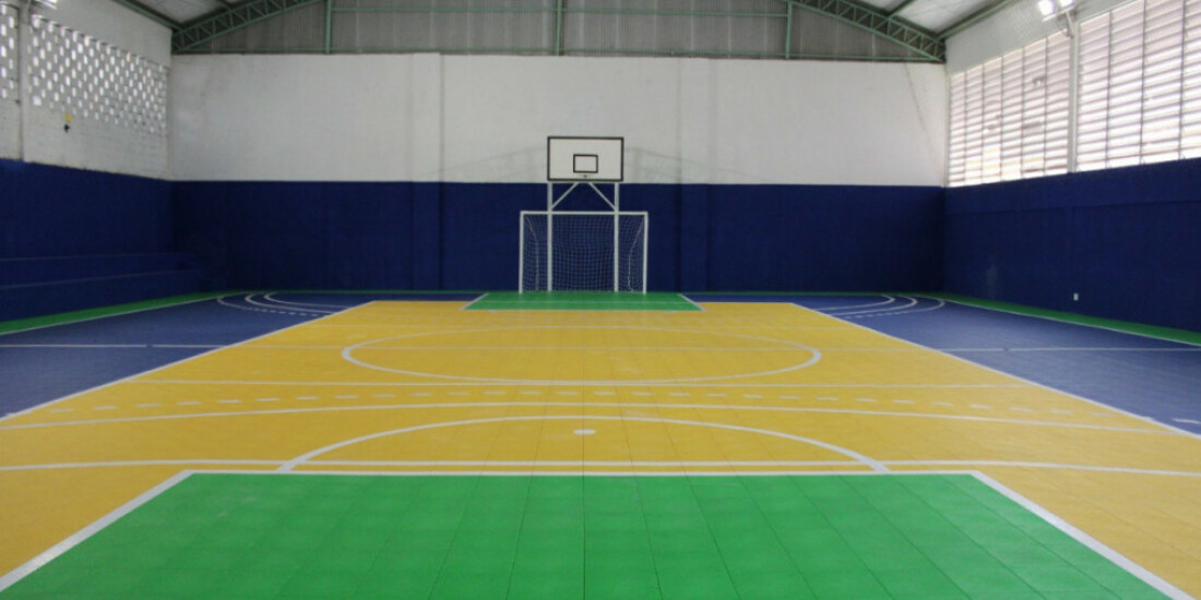 Prefeitura entrega quadras de escolas