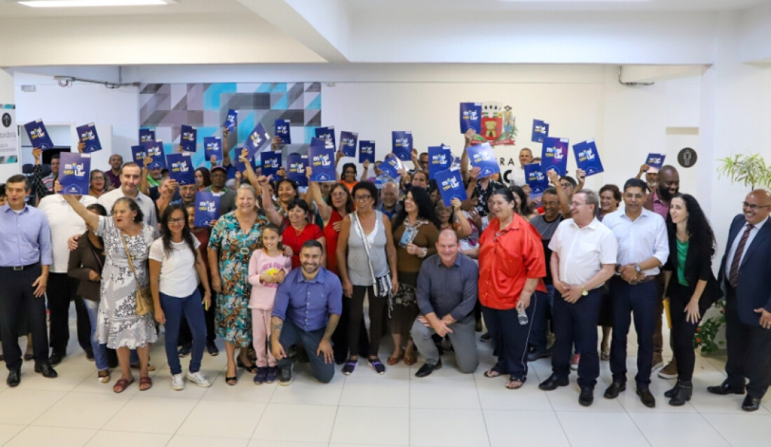 Secretaria de Habitação entrega 53 títulos de regularização fundiária 