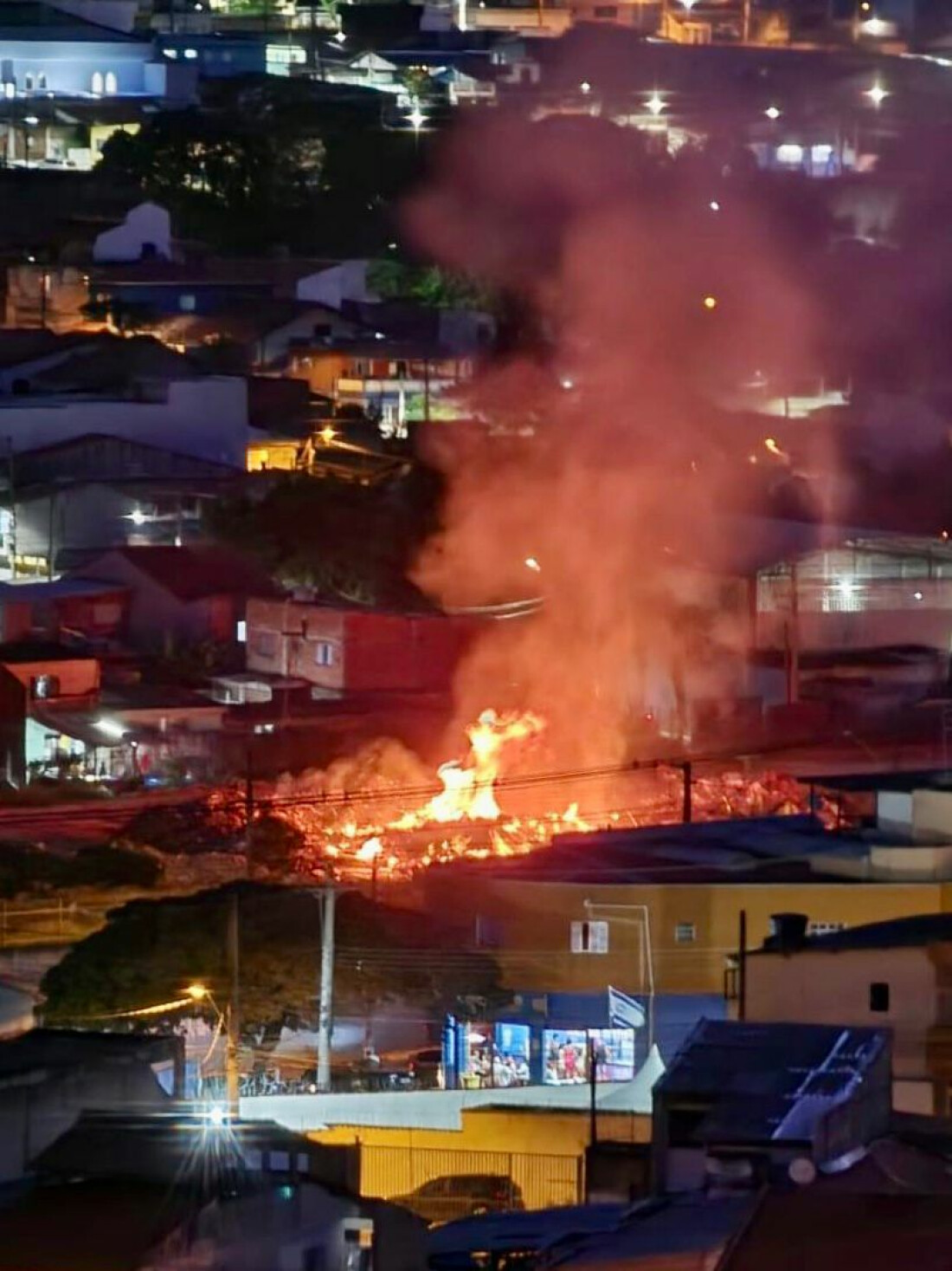 Incêndio atinge área de descarte no piscinão de Poá 