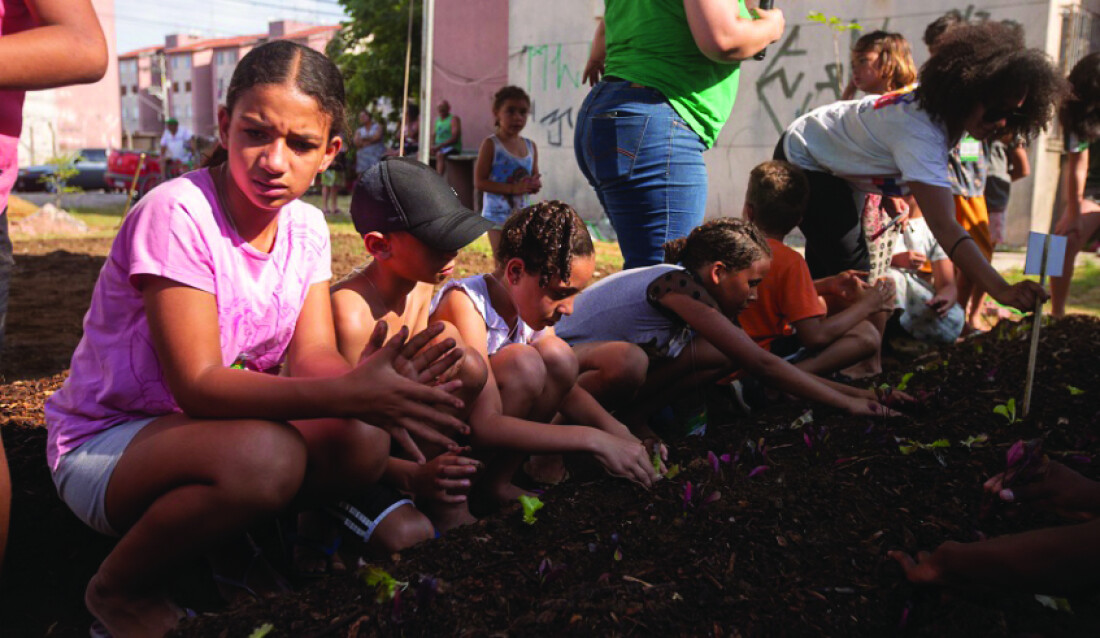 Moradores de Jundiapeba constroem horta e revitalizam espaço de lazer
