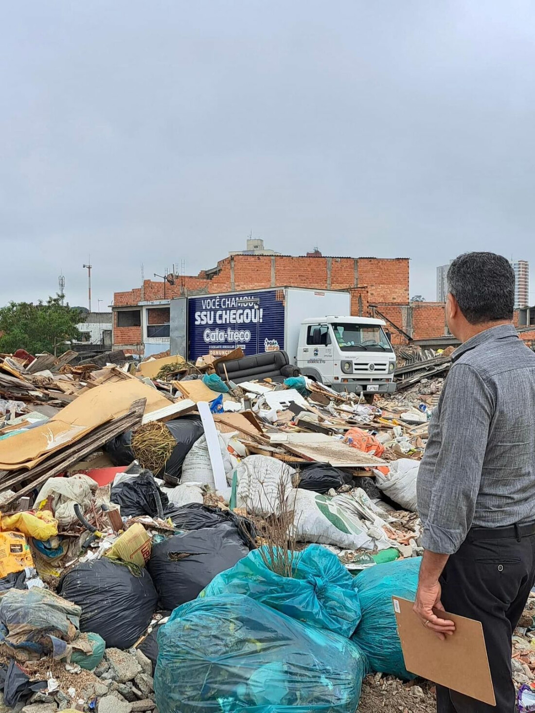 Após incêndio em área de descarte em Poá, Cetesb vai vistoriar local