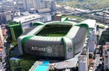 Palmeiras tenta "frear" o líder Timão em clássico