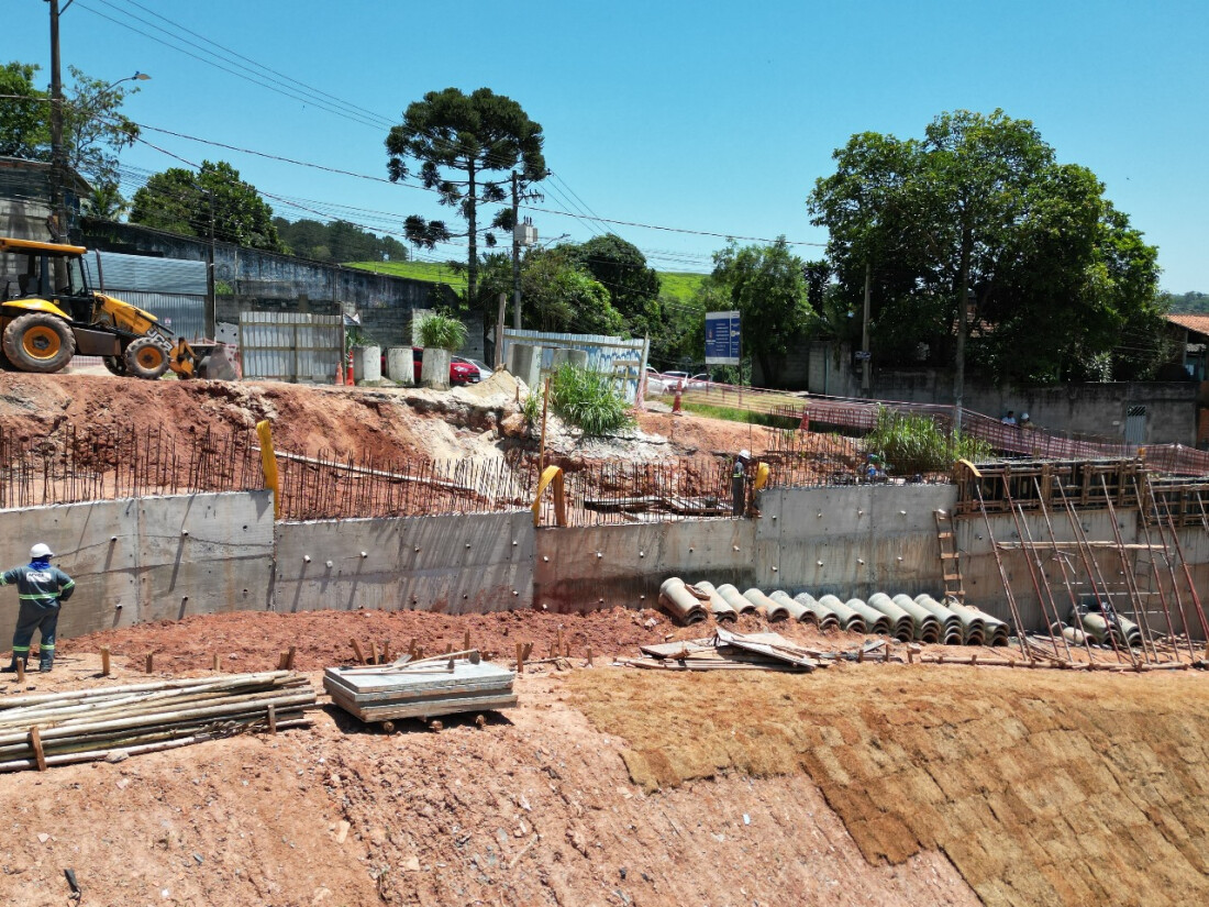 Muro de contenção no Louzada, em Itaquá, alcança 80% de conclusão