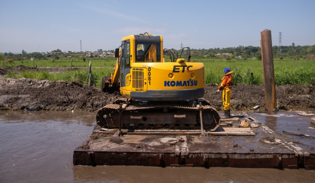 Mogi faz manutenção em córregos para prevenir problemas com chuvas de verão