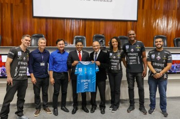 Integrantes do Suzano Vôlei visitam a Câmara de Mogi das Cruzes