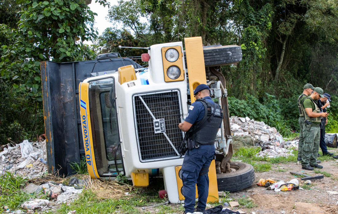 Caminhão tomba após descarte irregular e é autuado em R$ 34 mil em Itaquá