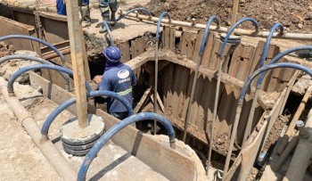 Parque das Varinhas: obra de esgotamento avança com coletor-tronco
