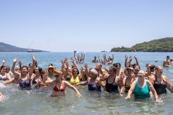Itaquá promove passeio inclusivo e leva 450 idosos para dia de lazer na praia