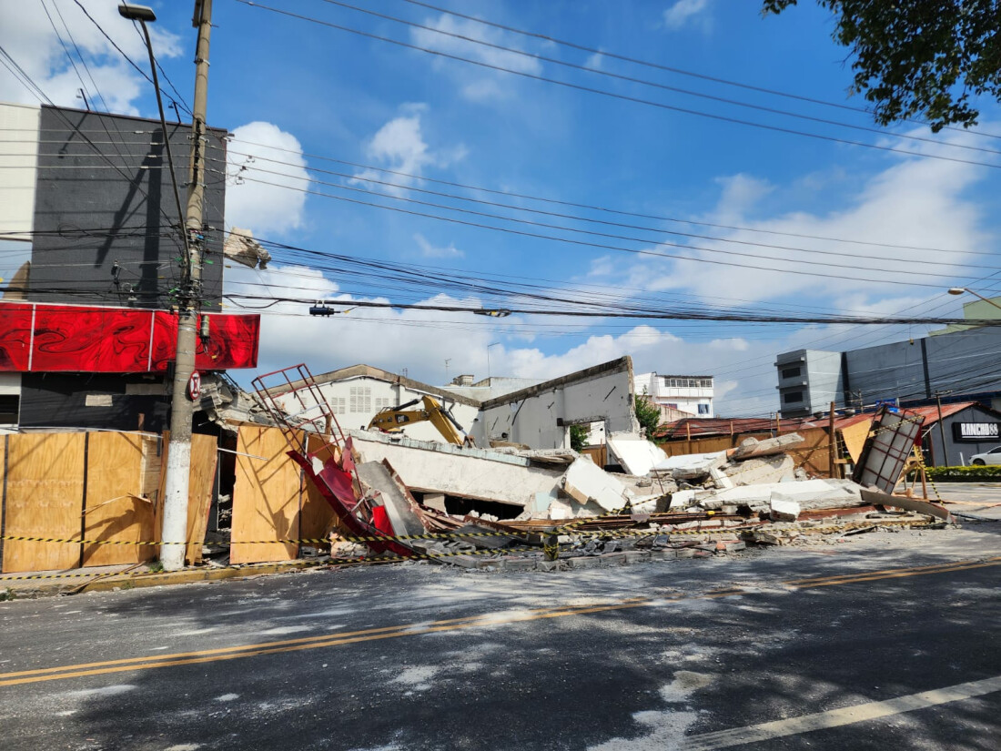 Imóvel particular desaba durante demolição irregular em Suzano
