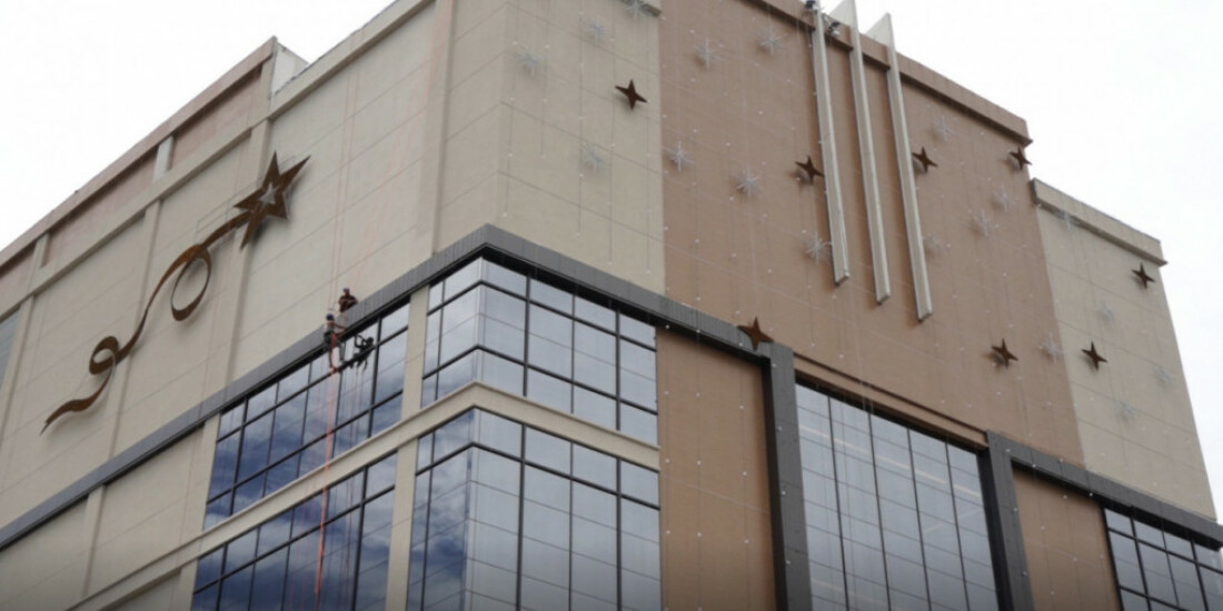 Fachada do Patteo Urupema Shopping recebe luzes