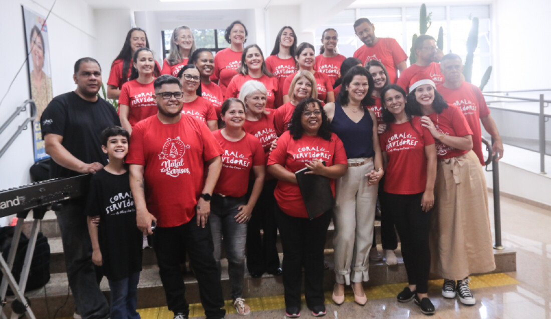 Coral de servidores de Mogi das Cruzes encerra a Campanha Natal de Sorrisos 2023