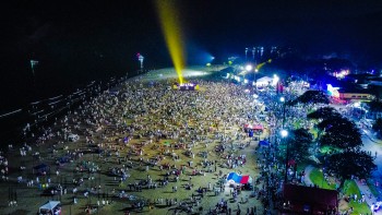 Bertioga recebe 2024 com show na Praia da Enseada