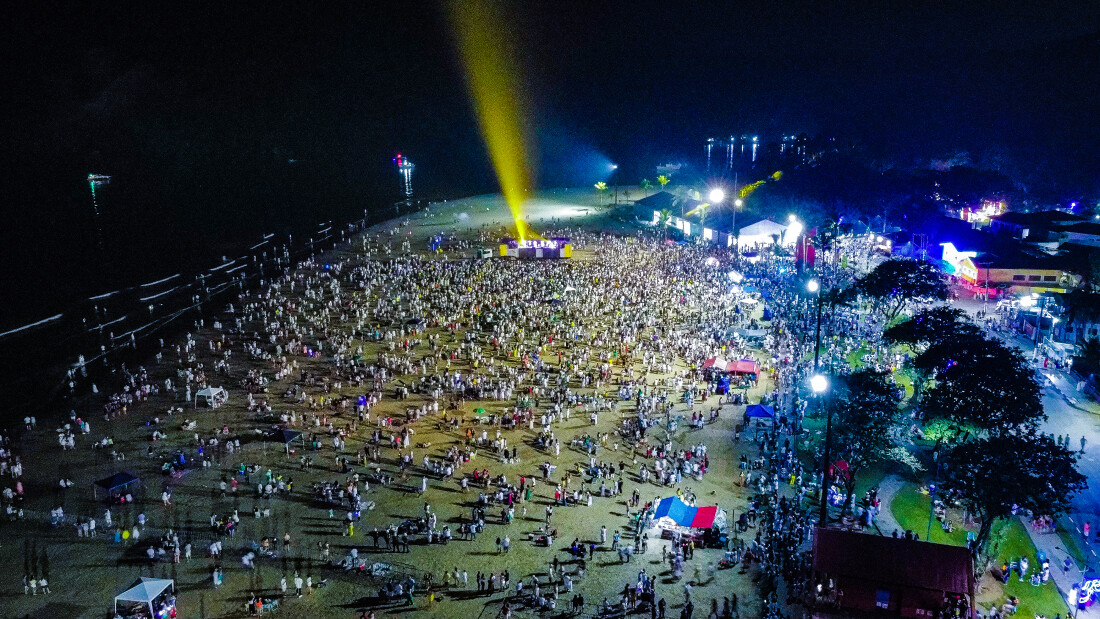 Bertioga recebe 2024 com show na Praia da Enseada