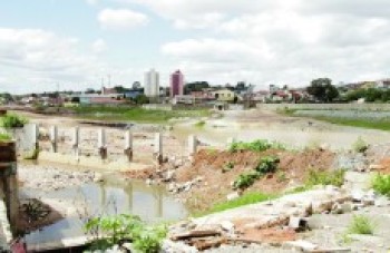 Chuva atrasa obra do piscinão