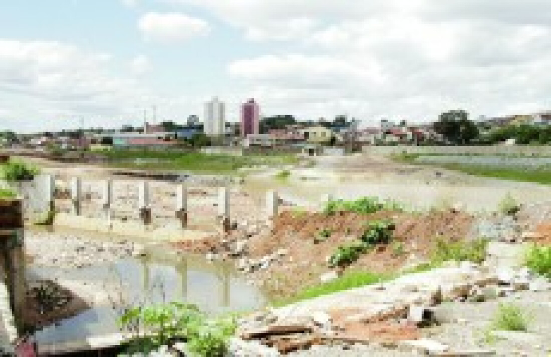Chuva atrasa obra do piscinão