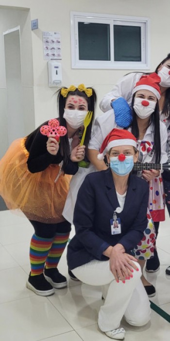 Hospital recebe visita do grupo "Um Pedacinho do Amanhã"