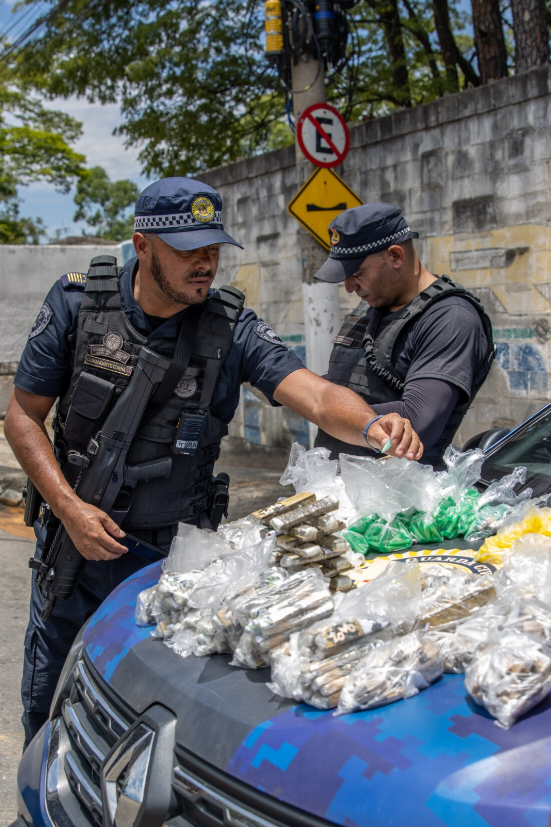 GCM de Itaquá apreende 2,7 mil invólucros de drogas em casa bomba