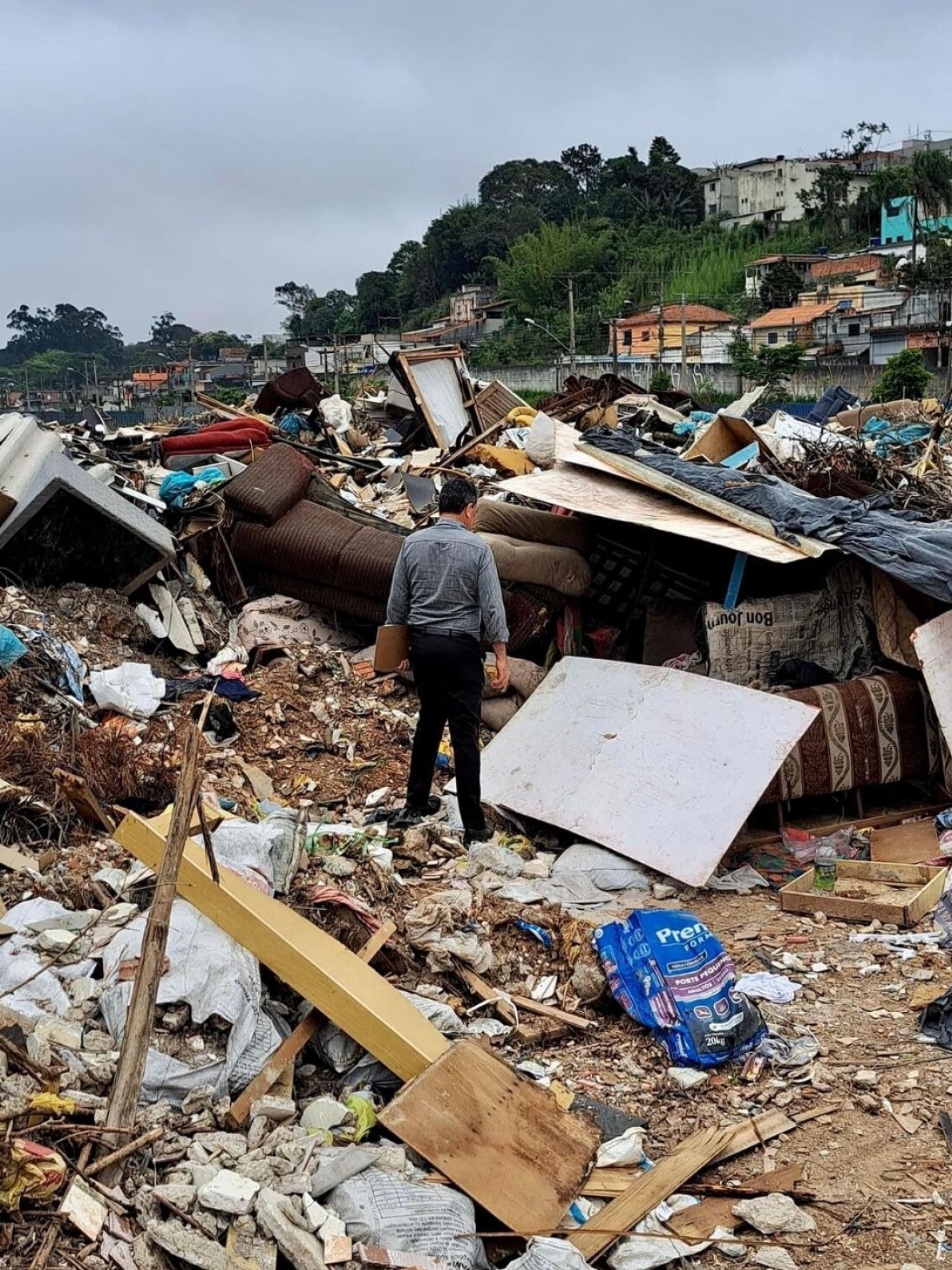 Cetesb aplica advertências por descarte irregular em área do piscinão de Poá