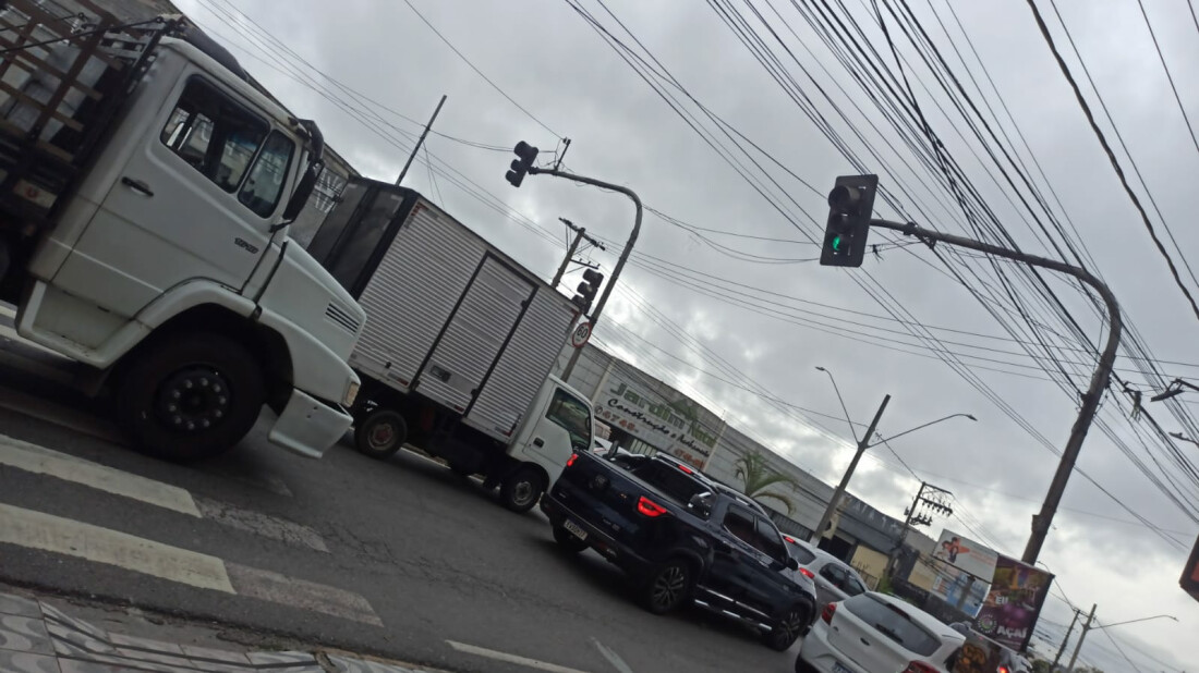 Moradora reclama de problemas no trânsito na rua Prudente de Morais, em Suzano 
