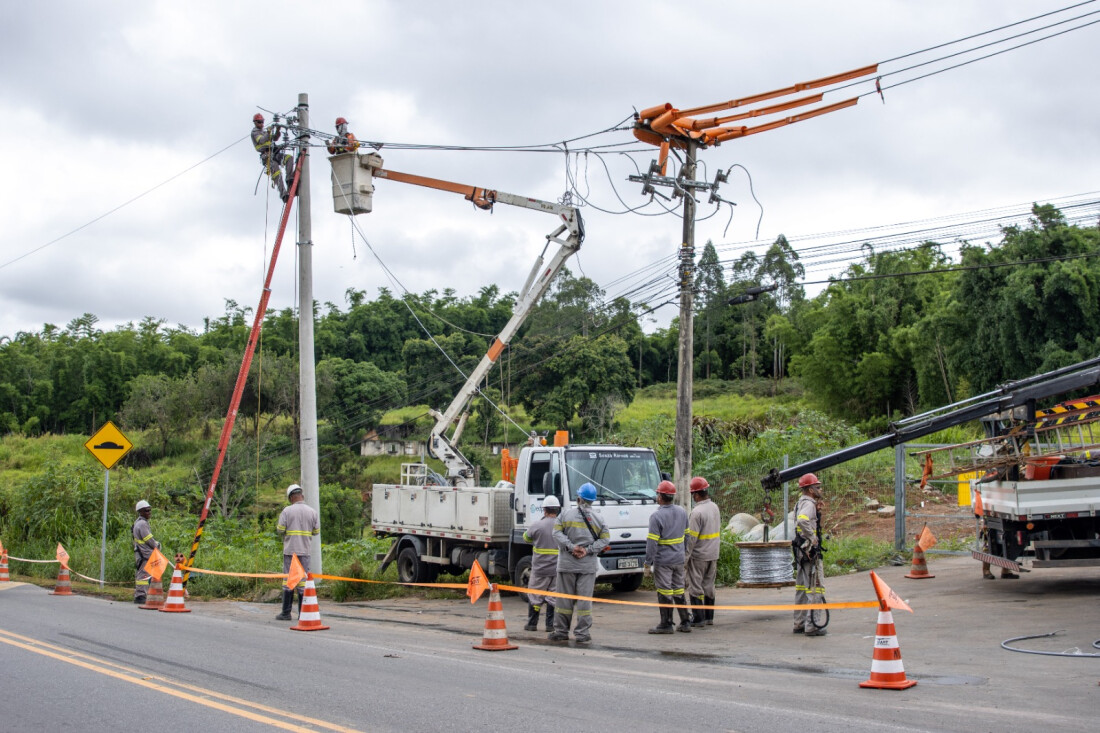 Itaquá inicia instalação da iluminação de LED na estrada do Pinheirinho Novo
