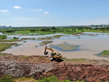 DAEE inicia nova fase de desassoreamento do rio Tietê em Suzano