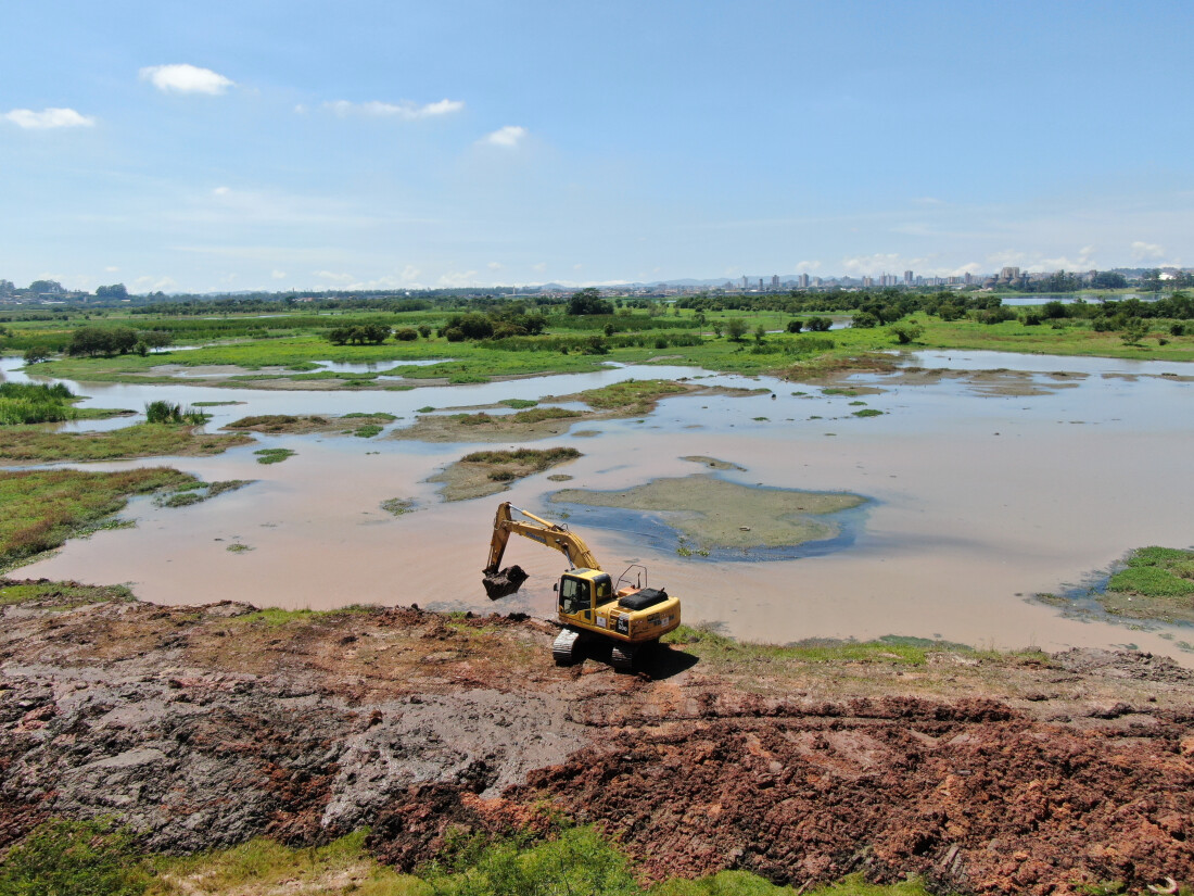 DAEE inicia nova fase de desassoreamento do rio Tietê em Suzano