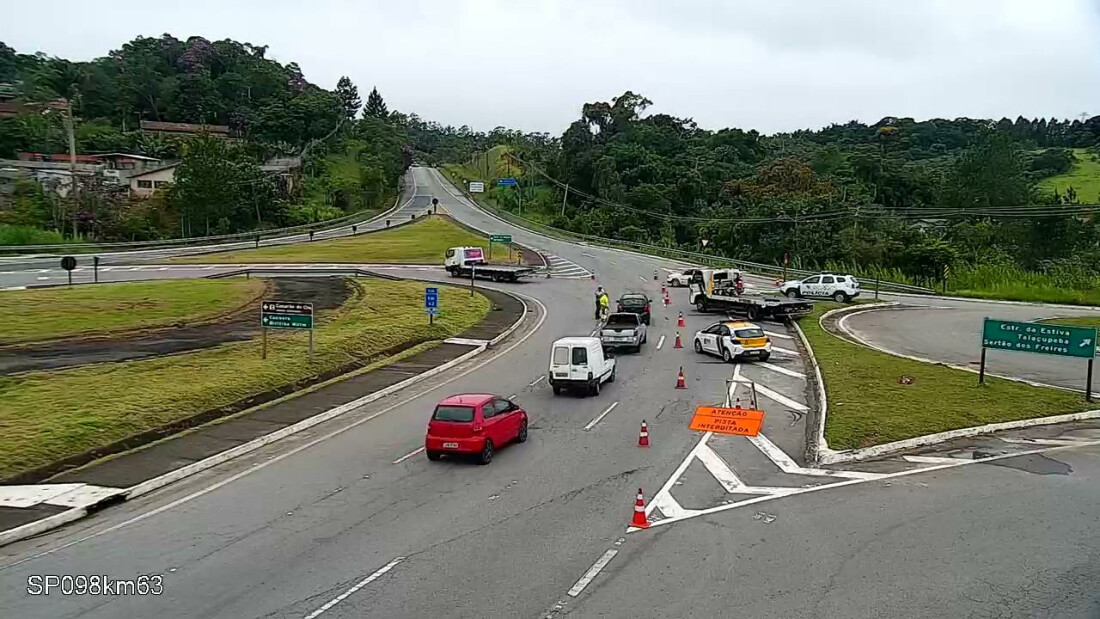 Mogi-Bertioga é interditada após queda de barreira e pedra no km 84