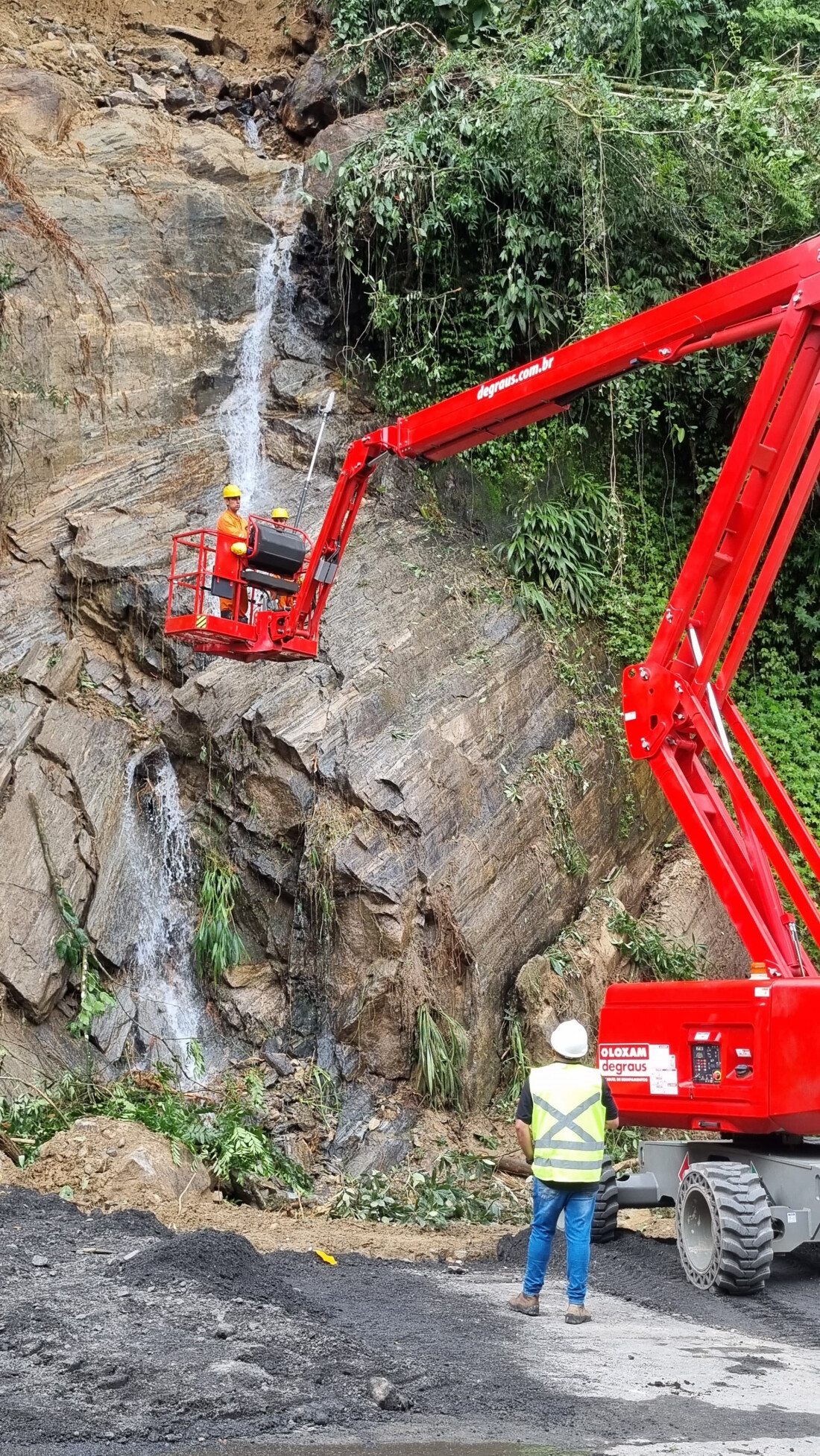 Rodovia Mogi-Bertioga entra no quarto dia de interdição após queda de barreira