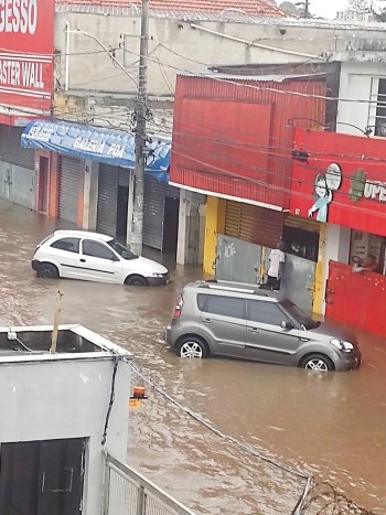 Região registra mais de 50 mm de chuvas, deslizamentos e estragos