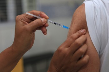 Busca por vacina contra dengue cresce na região