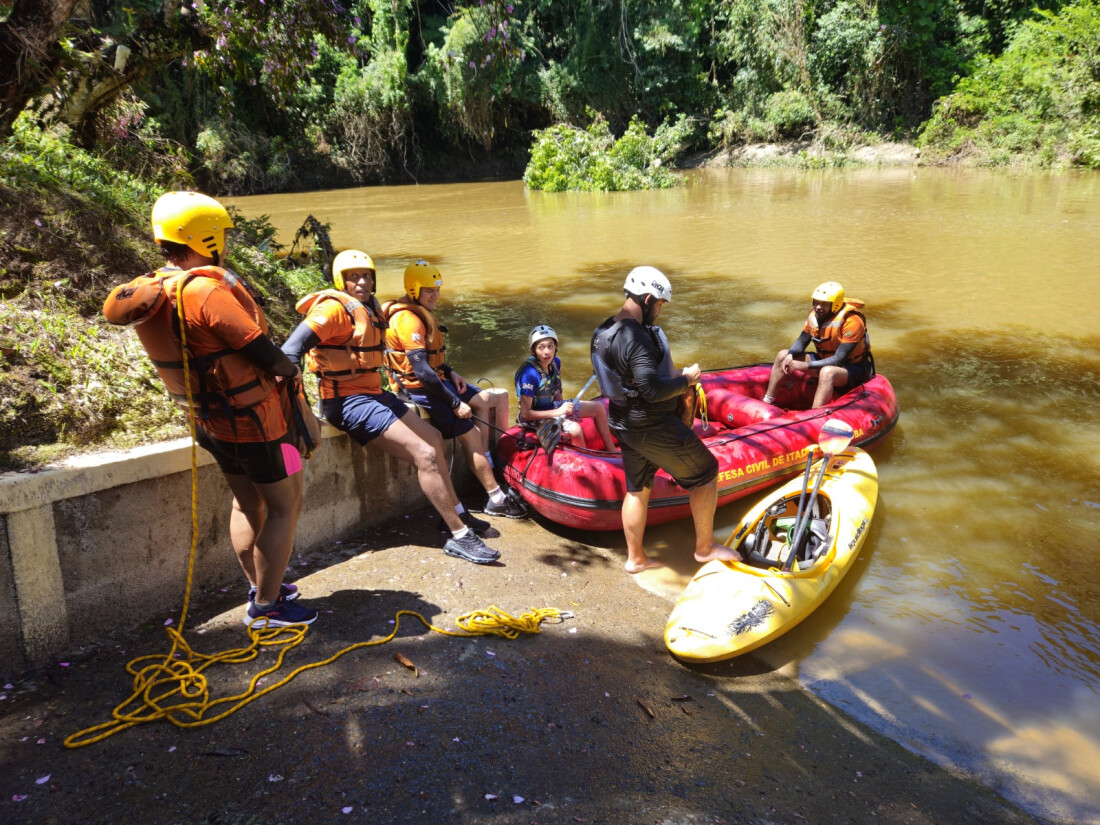 Defesa Civil de Itaquá participa de treinamento com balsa para salvamento