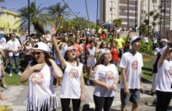 Sob sol forte, Mogi realiza a 13º Marcha para Jesus