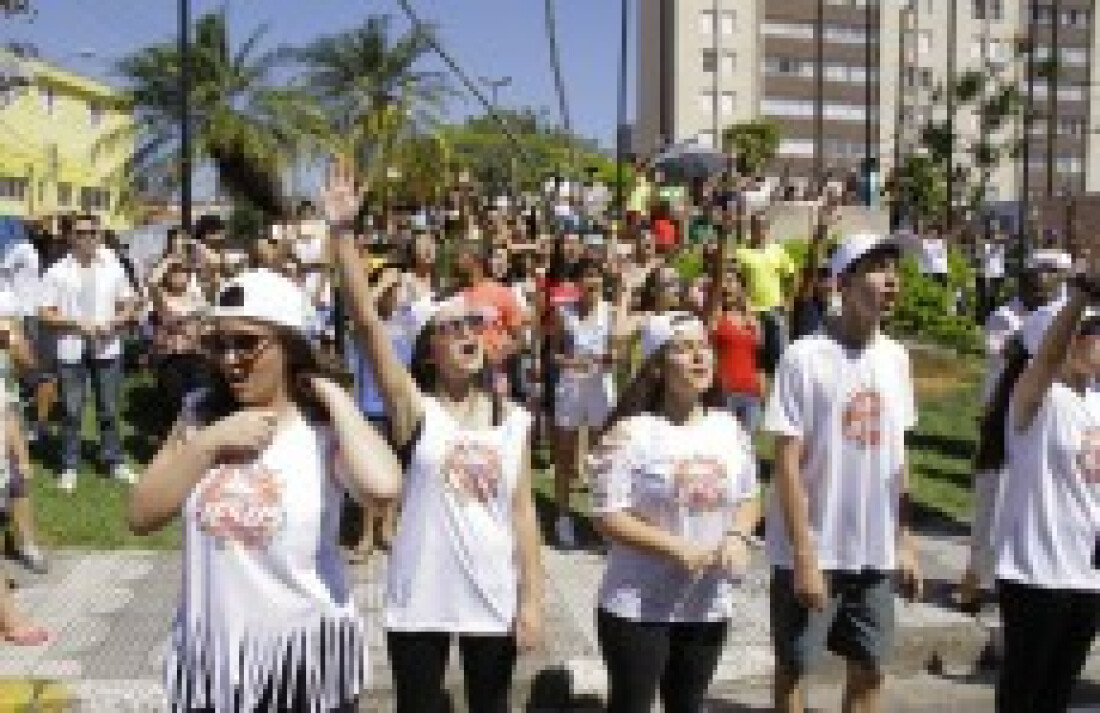 Sob sol forte, Mogi realiza a 13º Marcha para Jesus