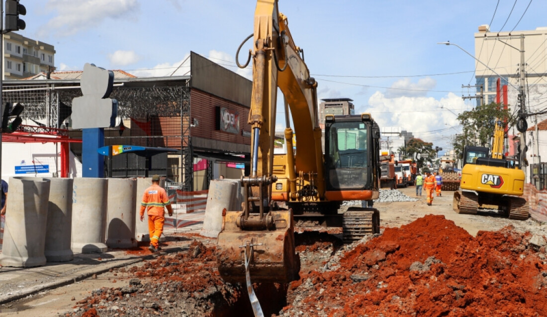 Obras avançam para a 3ª etapa na avenida Voluntário Fernando Pinheiro Franco