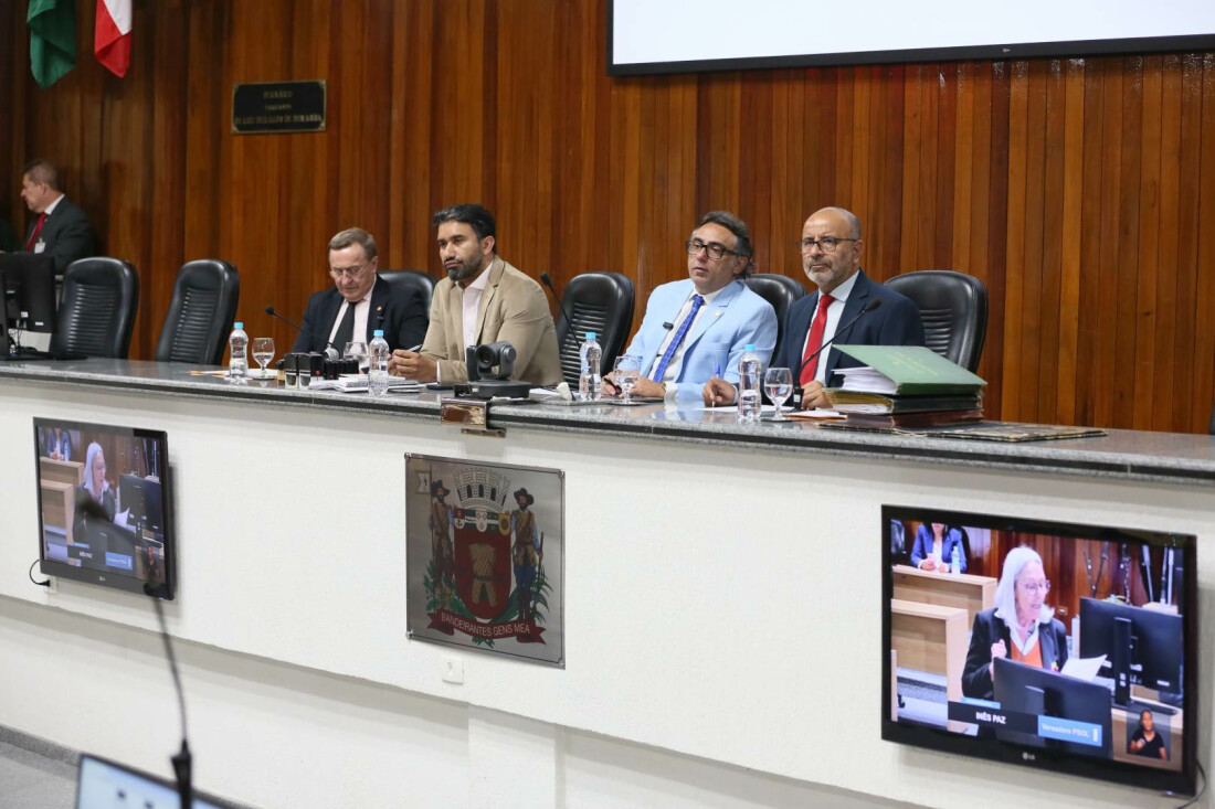 Prefeito de Mogi faz balanço e fala em parceria na primeira sessão do ano 