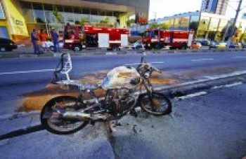 Moto pega fogo na avenida Francisco Ferreira Lopes após bater em caminhão