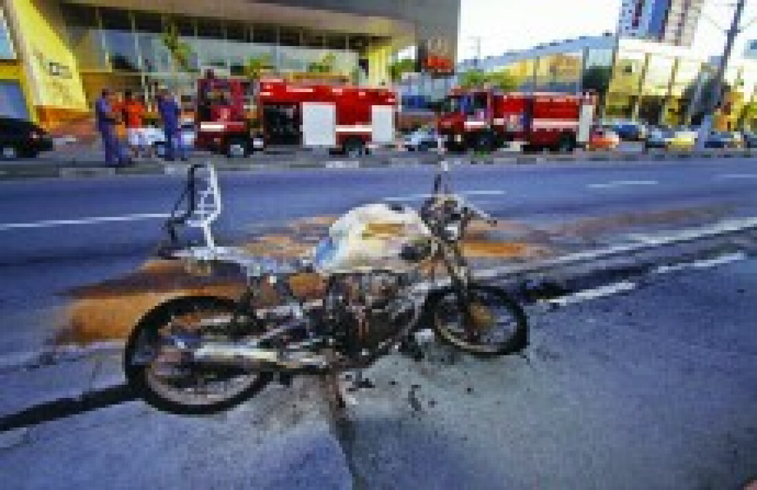 Moto pega fogo na Vila Lavínia após acidente:
