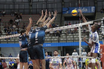 Suzano supera desfalques e derrota Vôlei Renata na Arena