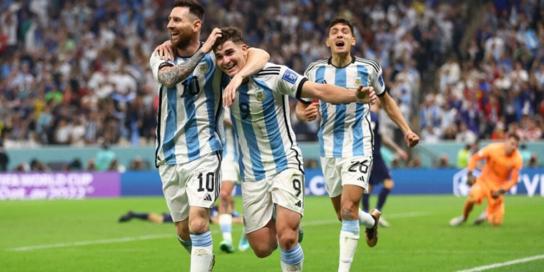 Com brilho de Messi e Álvarez, Argentina chega à final da Copa