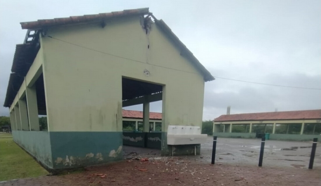 Parque Centenário tem trecho da pista de caminhada interditado