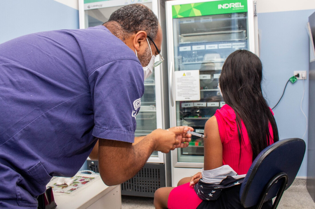 Crianças de 10 e 11 anos começam a ser vacinadas contra a dengue em Itaquá