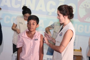Mais de 500 crianças são vacinadas contra a dengue no primeiro dia de campanha