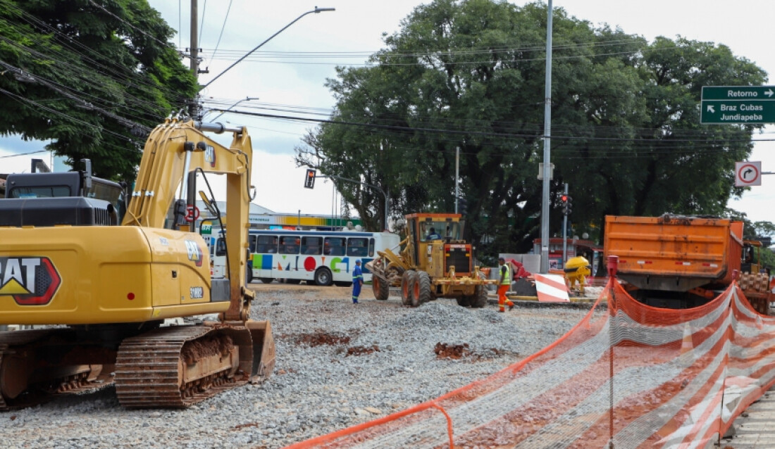 Último trecho da Avenida dos Bancos recebe pré-capa asfáltica