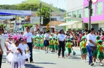 Público comparece a desfile cívico