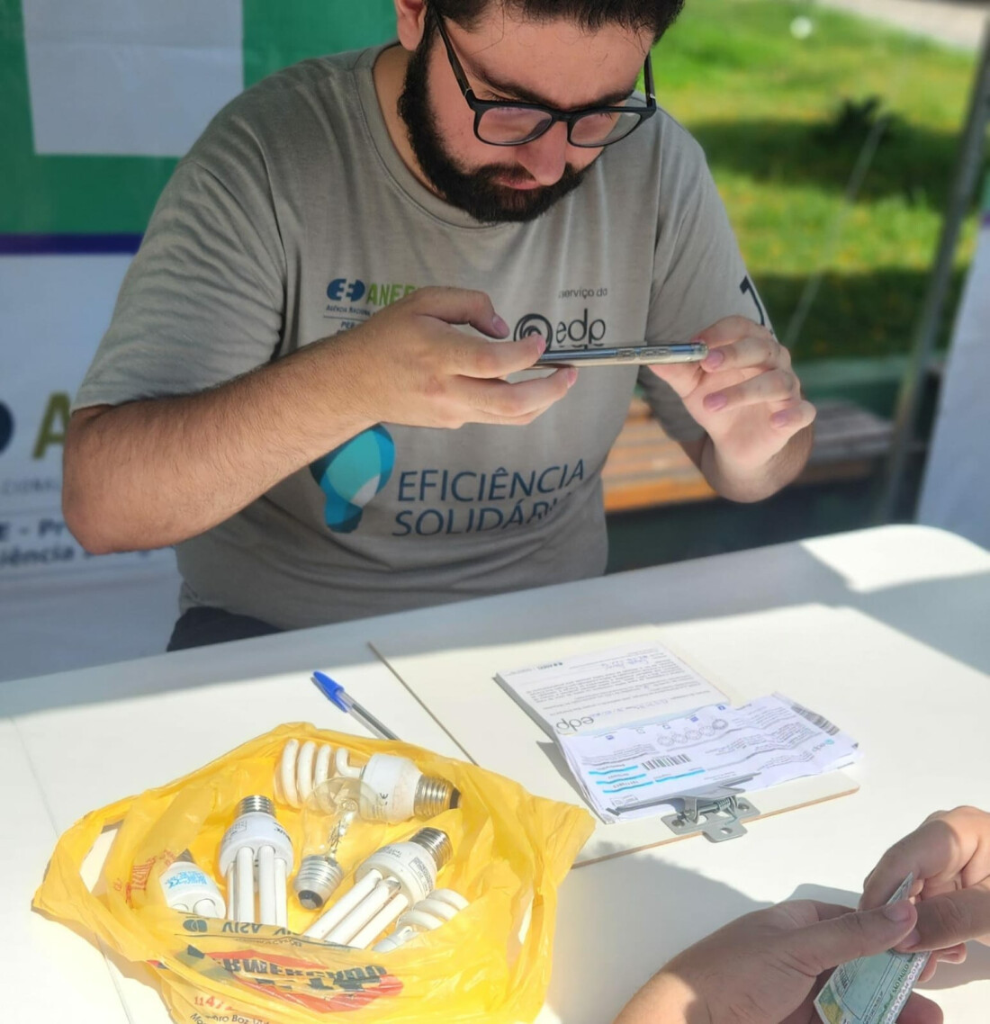 Projeto Eficiência Solidária tem mais de 100 mil lâmpadas substituídas 