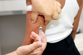 Suzano concentra doses em 12 postos e inicia vacinação contra dengue nas escolas