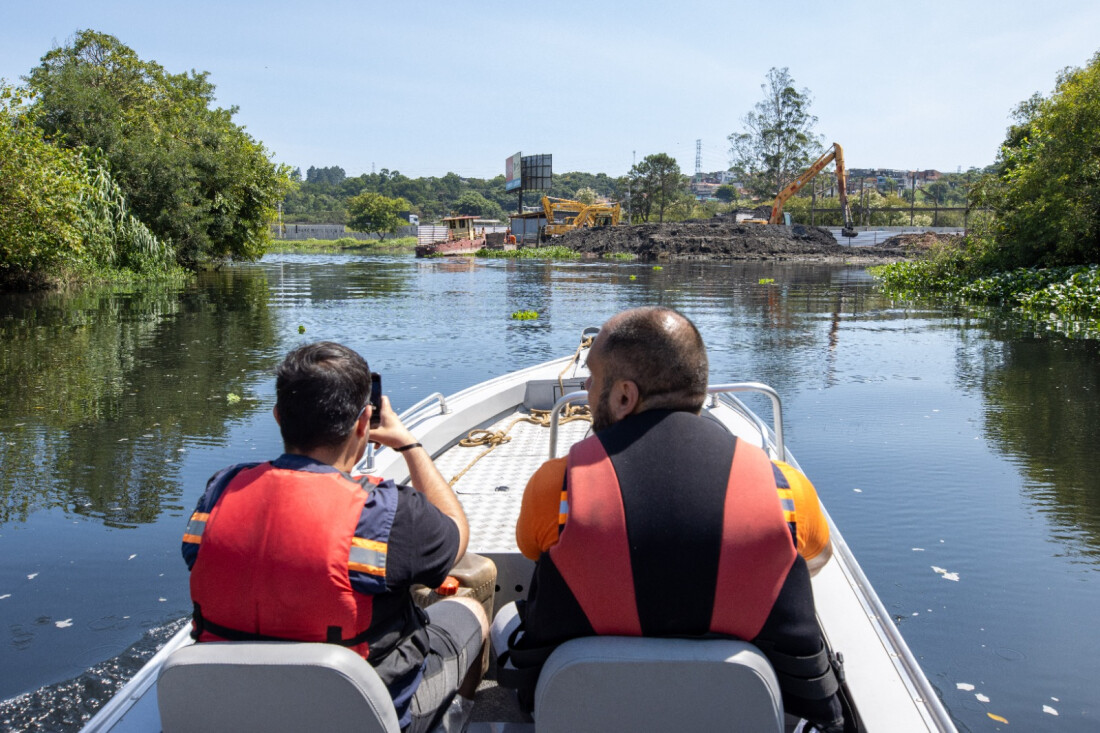 Defesa Civil de Itaquá acompanha desassoreamento do Rio Tietê com o DAEE