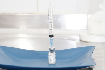 Saúde inicia vacinação contra a dengue para adolescentes de 12 a 14 anos 
