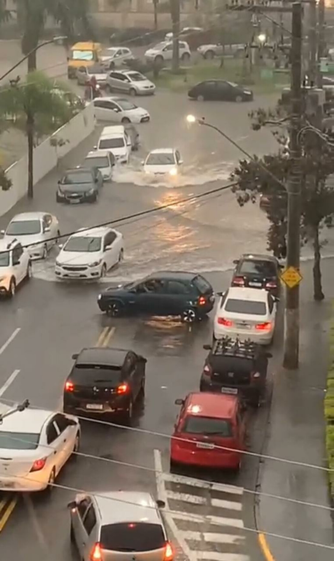 Chuvas causam inundações e estragos na região 