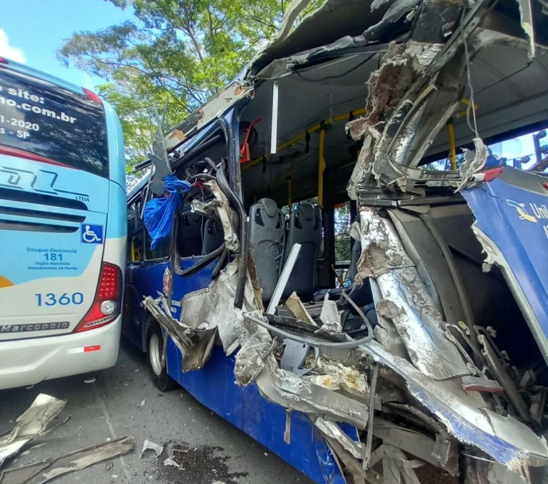 Acidente envolvendo dois ônibus deixa nove feridos